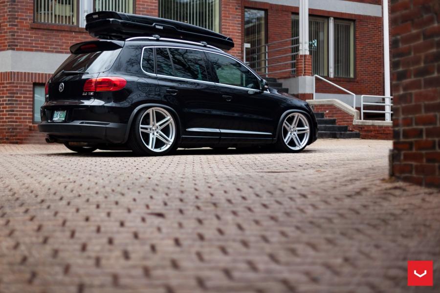  Volkswagen Tiguan on Vossen Wheels (VFS5) 2017 года  (фото 4 из 17)